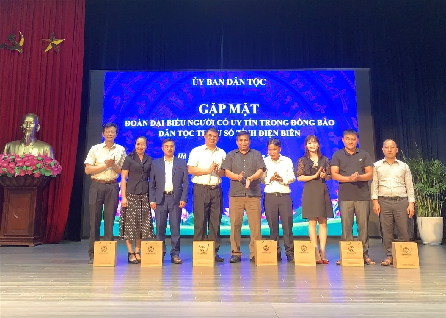 Thứ trưởng, Phó Chủ nhiệm Y Thông tặng quà lưu niệm cho đại biểu Ban Dân tộc tỉnh Điện Biên