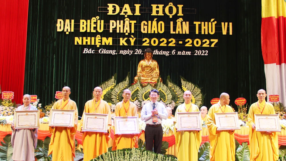 Phó Bí thư Tỉnh ủy, Chủ tịch UBND tỉnh Bắc Giang Lê Ánh Dương trao Bằng khen cho các tập thể có thành tích xuất sắc Phó Bí thư Tỉnh ủy, Chủ tịch UBND tỉnh Bắc Giang Lê Ánh Dương trao Bằng khen cho các tập thể có thành tích xuất sắc