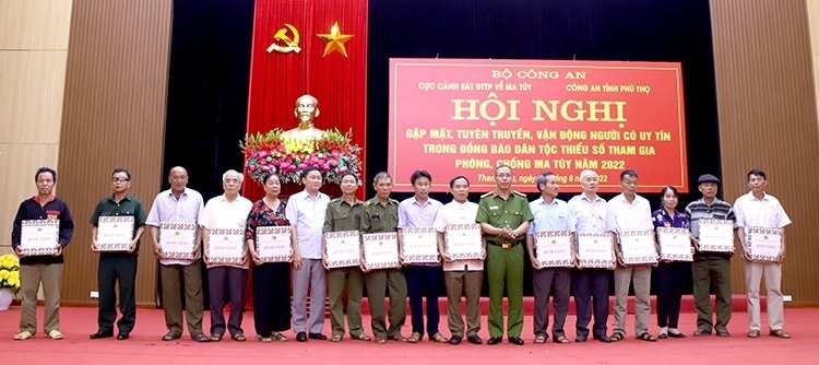 Cục Cảnh sát điều tra  tội phạm về ma túy và huyện Thanh Sơn tặng quà những Người có uy tín tiêu biểu.