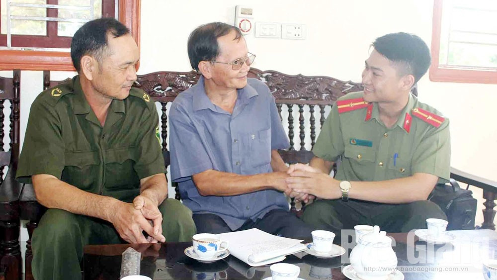 Ông Dương Tiến Nghiệp (giữa), Người có uy tín ở thôn Gốc Vối, xã Trù Hựu, huyện Lục Ngạn thường xuyên thông tin đến công an những vấn đề về an ninh trật tự trên địa bàn. (Ảnh báo Bắc Giang)
