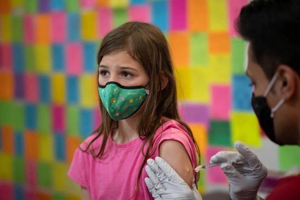 Tiêm vaccine phòng Covid-19 cho trẻ em ở Mỹ (Ảnh: reuters.com)