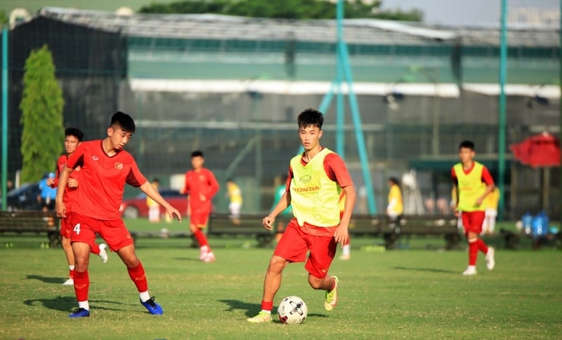 Văn Trường (áo vàng) tập luyện với tuyển U19 Việt Nam. Ảnh: VFF Văn Trường (áo vàng) tập luyện với tuyển U19 Việt Nam. Ảnh: VFF