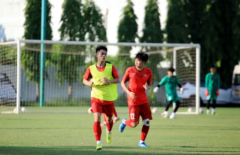 Văn Khang (áo vàng) luôn thể hiện sự mạnh mẽ trên sân. Ảnh: VFF Văn Khang (áo vàng) luôn thể hiện sự mạnh mẽ trên sân. Ảnh: VFF