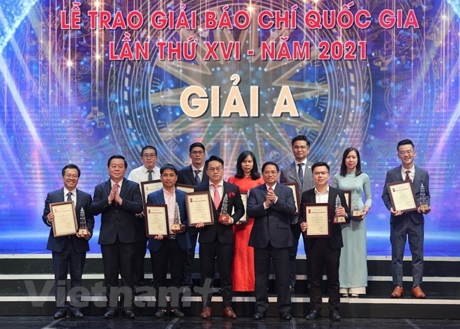 Thủ tướng Phạm Minh Chính và Bí thư Trung ương Đảng, Trưởng ban Tuyên giáo Trung ương Nguyễn Trọng Nghĩa trao giải A cho các tác giả