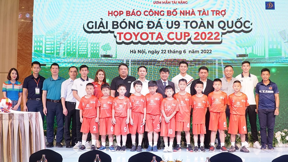 Các cầu thủ U9 chụp ảnh cùng Ban Tổ chức Giải bóng đá U9 toàn quốc 2022 (Ảnh ITN)