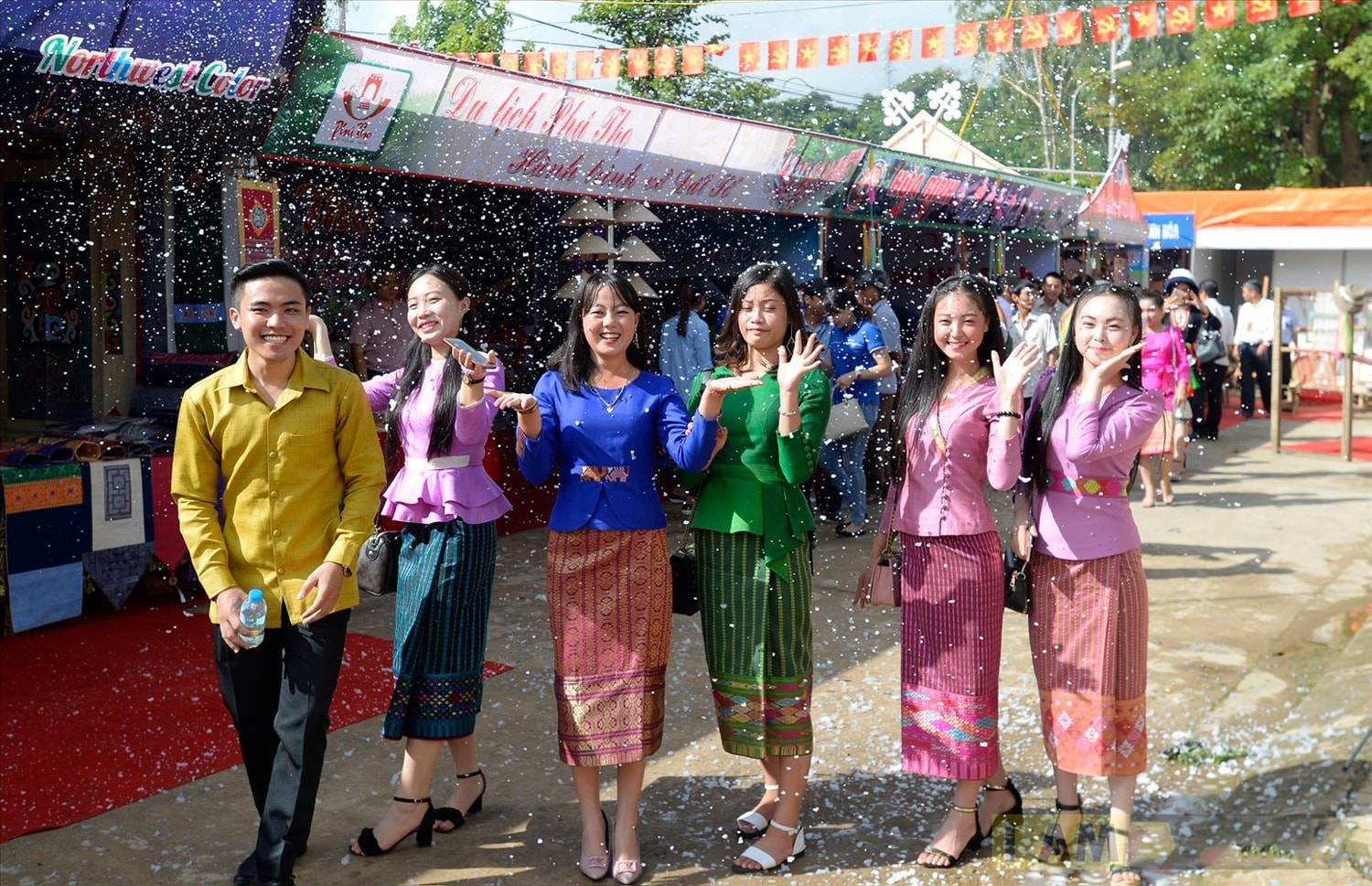 Những cô gái Lào check in cùng chàng trai Việt Nam tại Ngày hội Giao lưu VHTTDL vùng biên giới Việt Nam - Lào tổ chức tại Sơn La năm 2017  (Ảnh tư liệu)