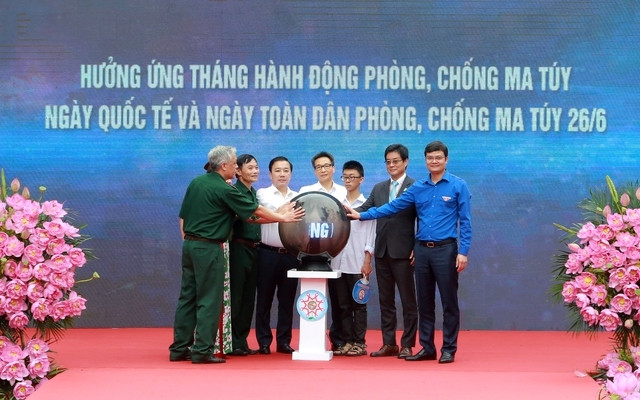 Phó Thủ tướng Vũ Đức Đam, lãnh đạo các bộ, ngành, đại diện các đoàn thể, nhân dân thực hiện nghi thức phát động Tháng hành động, phòng, chống ma túy - Ảnh: VGP/Đình Nam