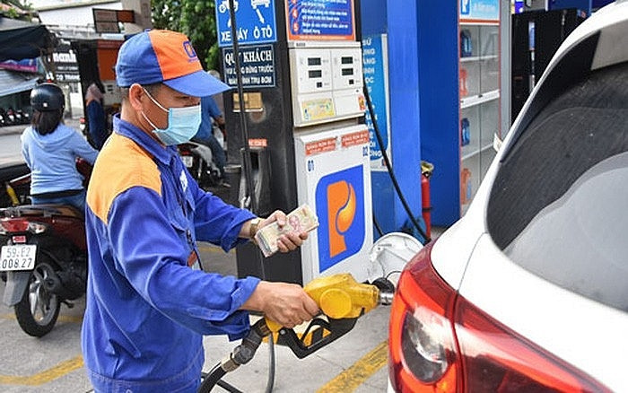 Mỗi lít xăng, người tiêu dùng phải trả gần 12.000 đồng là tiền thuế, phí