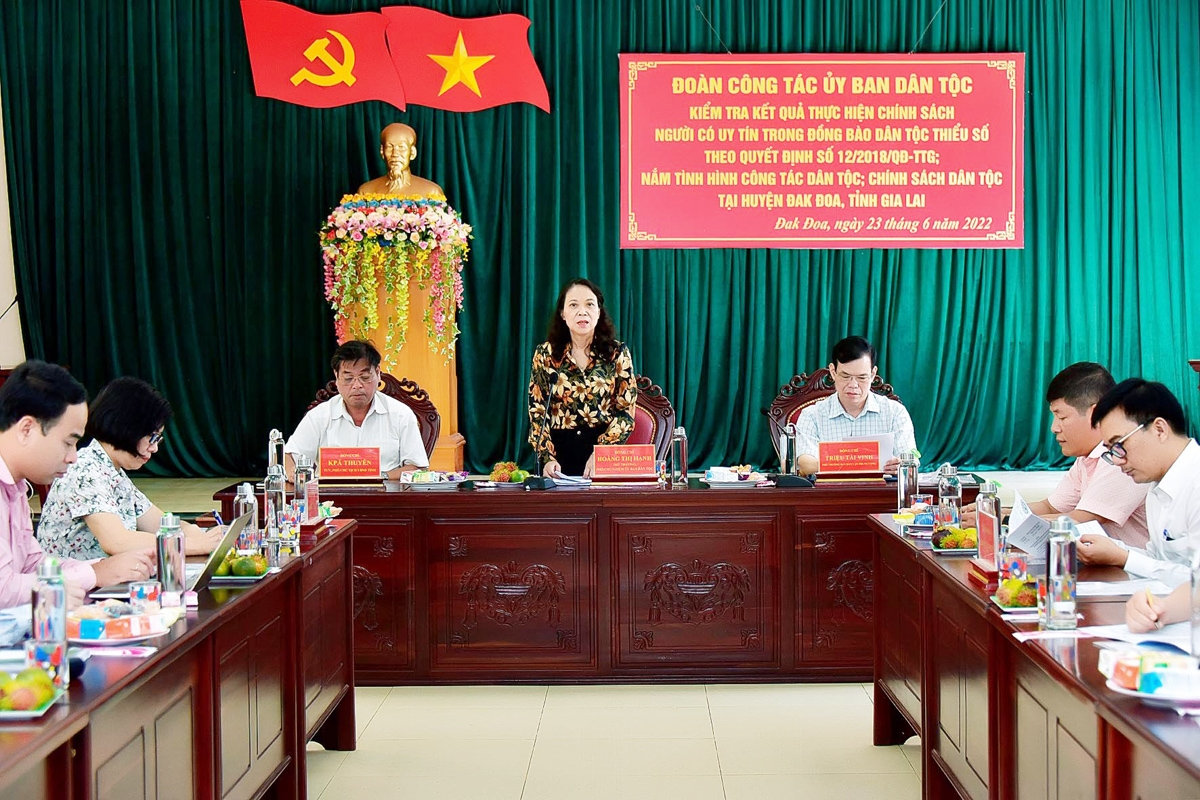 Thứ trưởng, Phó Chủ nhiệm UBDT Hoàng Thị Hạnh phát biểu tại buổi làm việc 