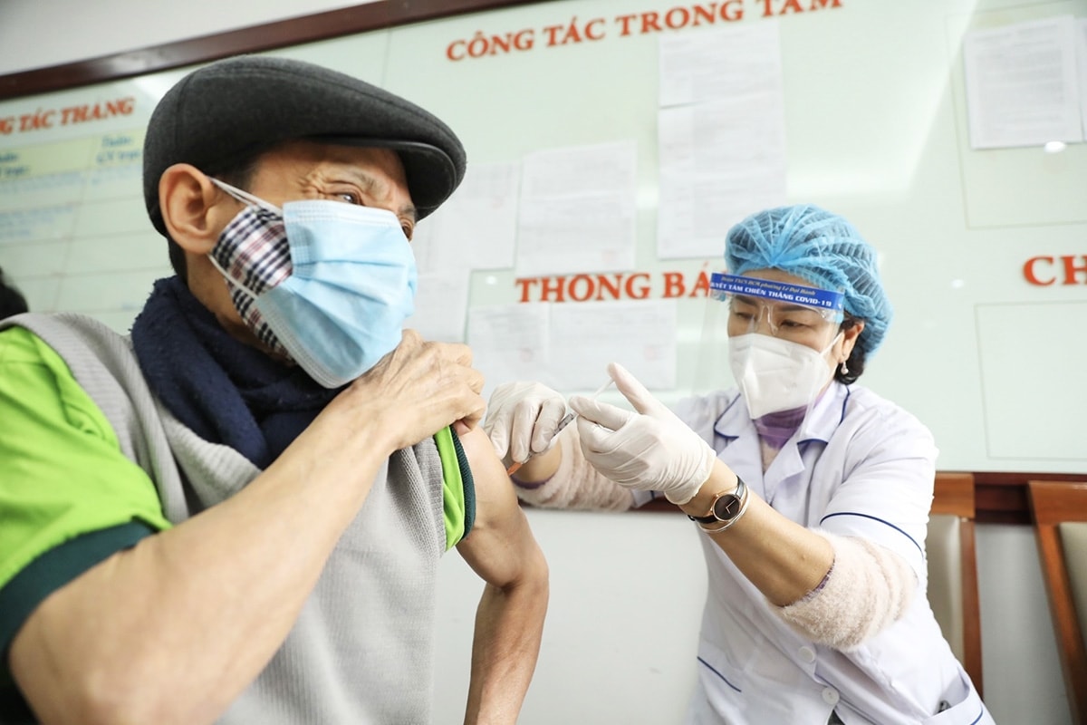 Bộ Y tế đề nghị các đơn vị trên khẩn trương tổ chức triển khai tiêm chủng Vắc xin phòng Covid-19 mũi 4 cho đối tượng từ 18 tuổi trở lên có chỉ định tiêm. (Ảnh minh họa)