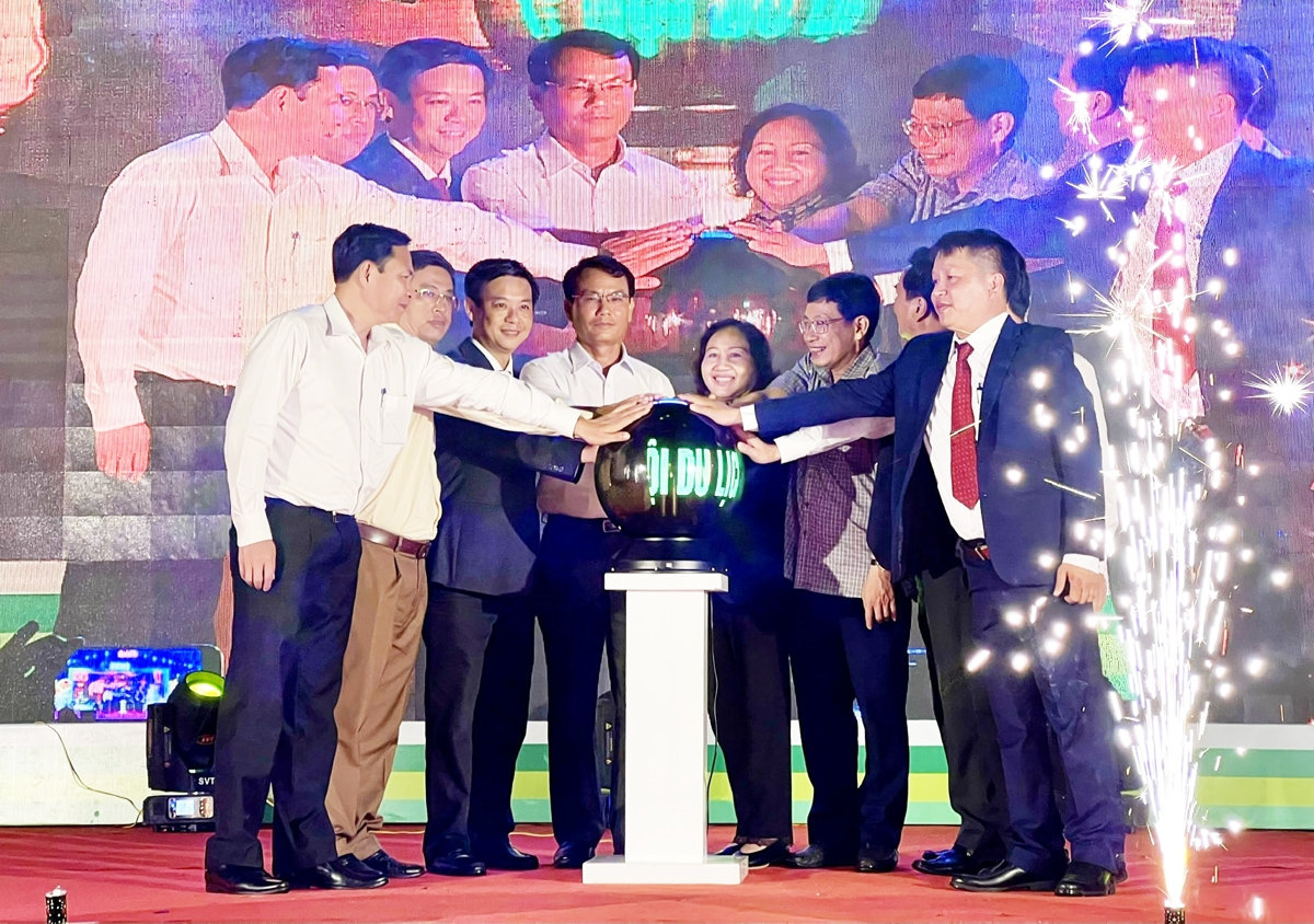 Các đại biểu chạm quả cầu khai mạc Ngày hội Du lịch kết nối Tuy Hòa - Pleiku