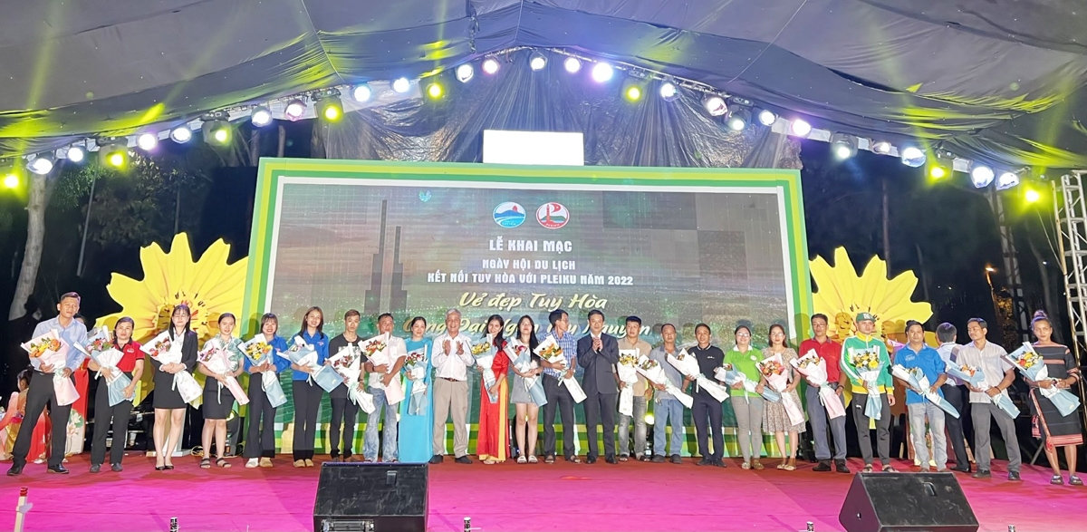 Ban tổ chức tặng hoa lưu niệm cho các doanh nghiệp tham gia Chương trình