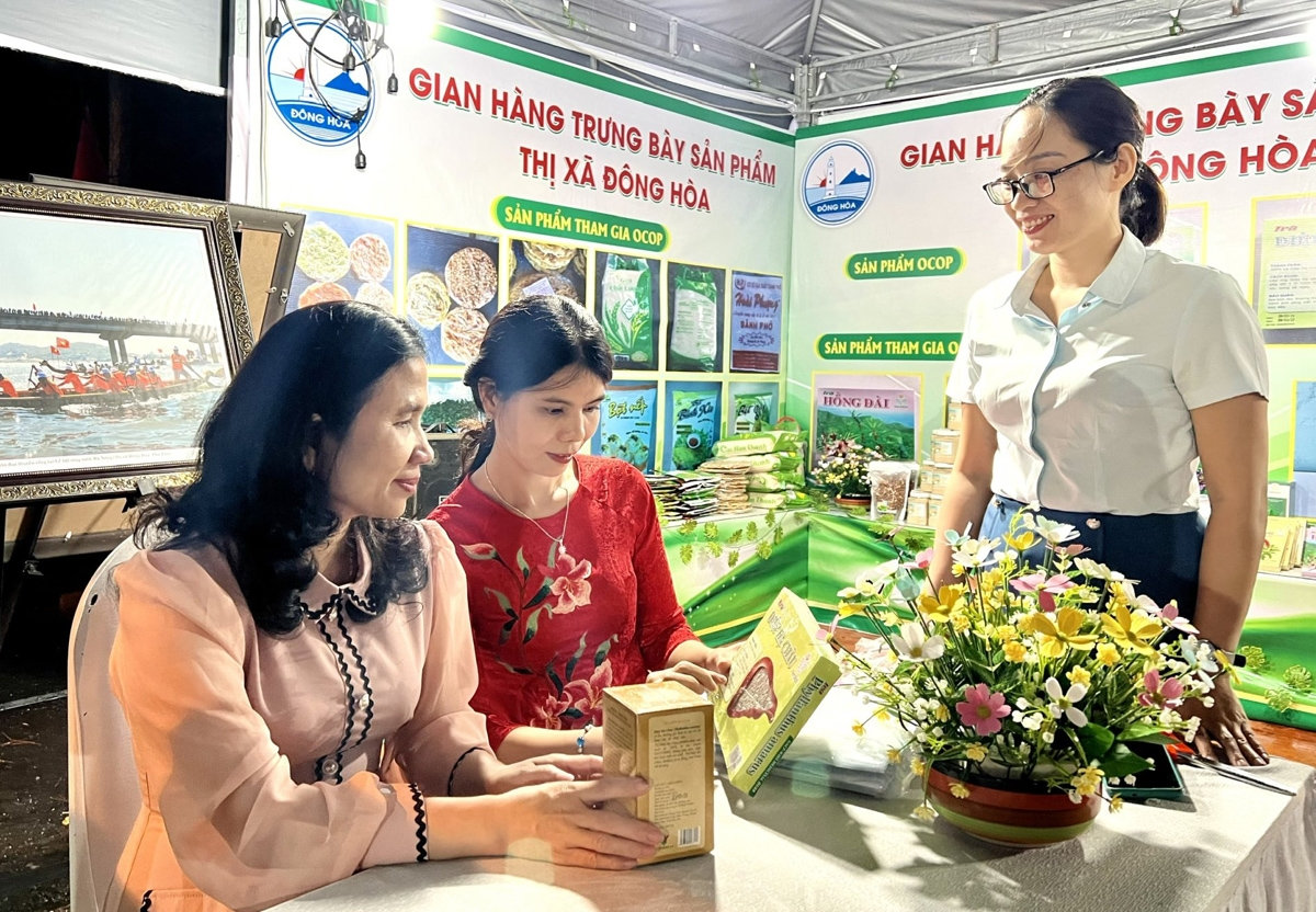 Khách hàng đến tham quan, mua sắm tại gian hàng sản phẩm OCOP của tỉnh Phú Yên
