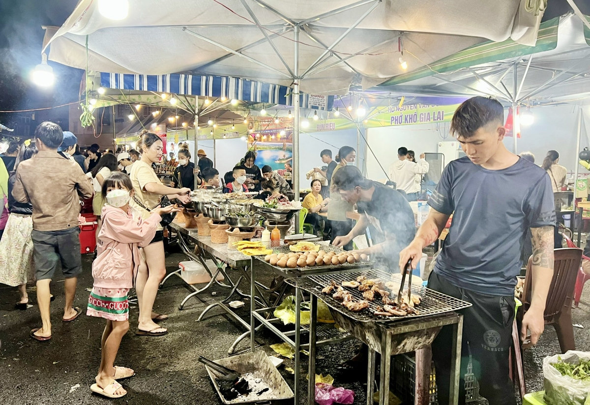 Các gian hàng ẩm thực thu hút đông đảo khách đến tham quan và thưởng thức