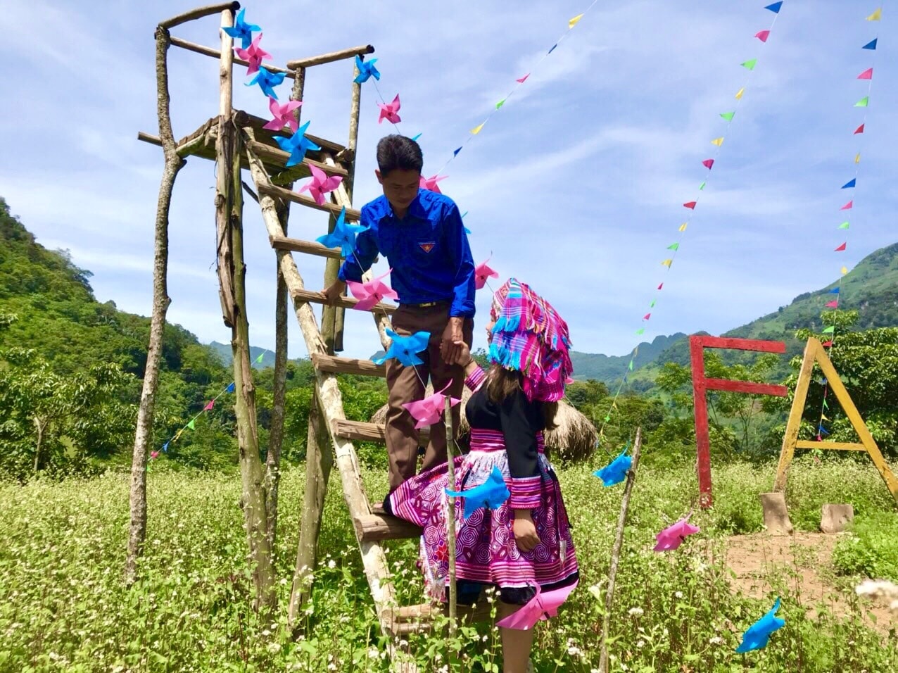 Trong vườn hoa tam giác mạch