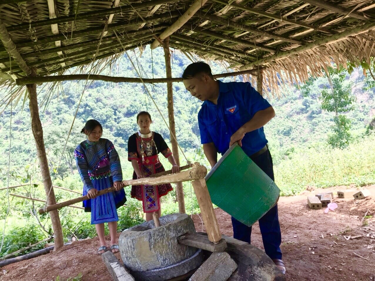 Trải nghiệm xay ngô bằng côi đá của người Mông xã Bản Mế