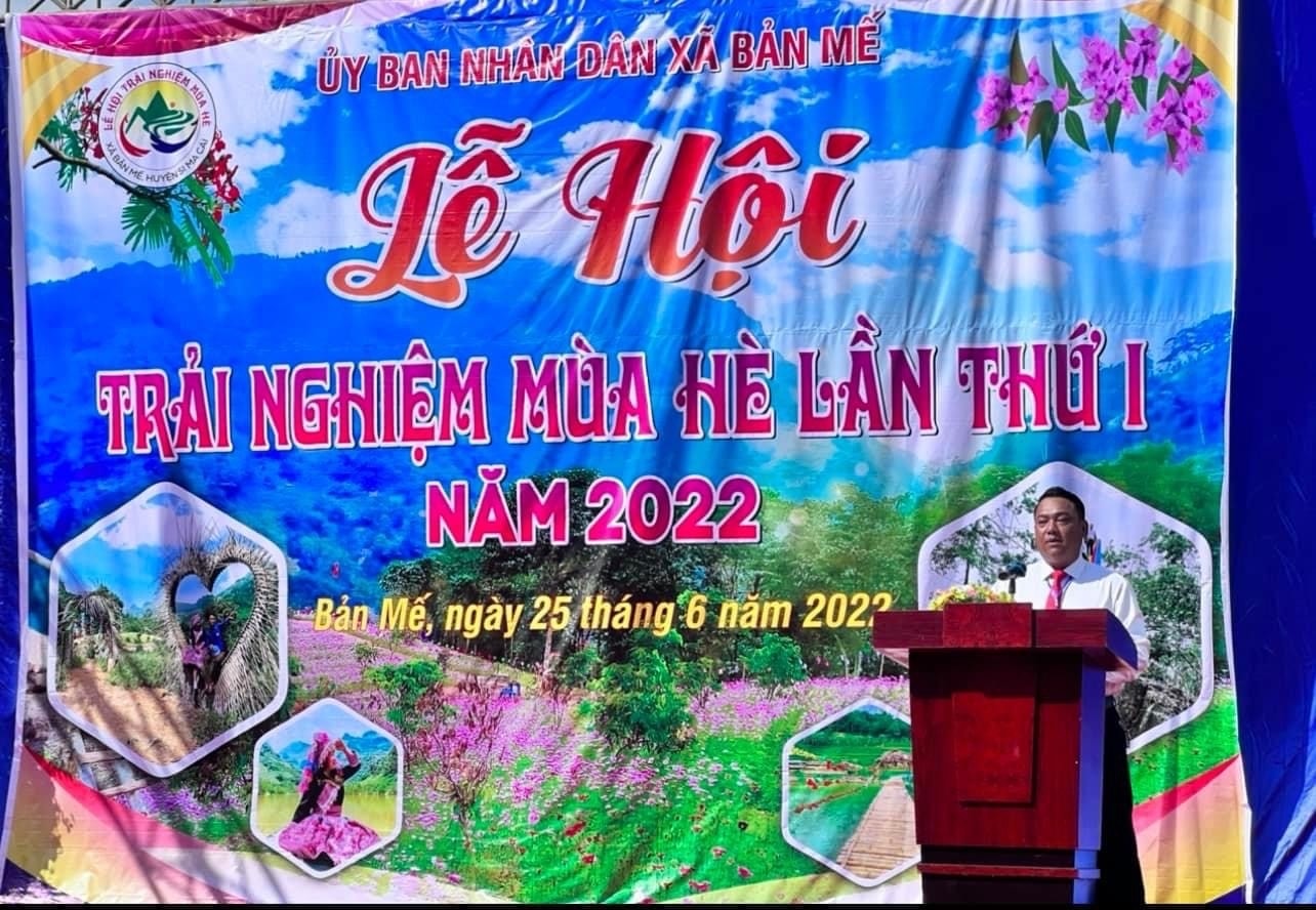 Ông Thền Mạnh Hùng, Chủ tịch UBND xã Bản Mế  phát biểu Khai mạc Lễ hội 