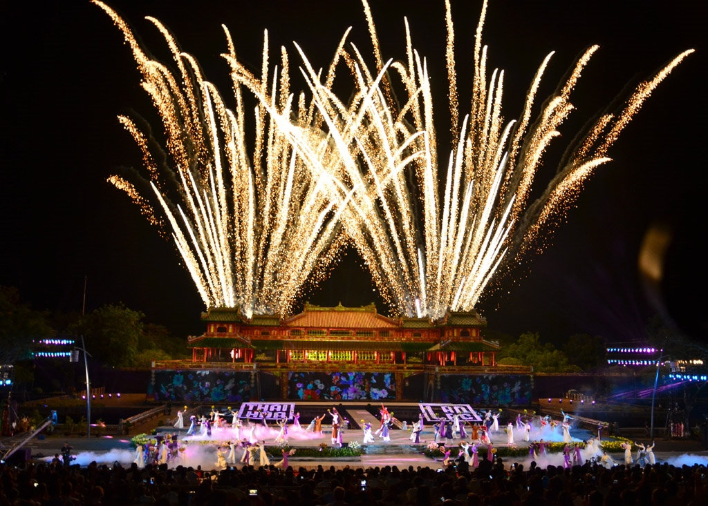 Pháo hoa trong đêm khai màn