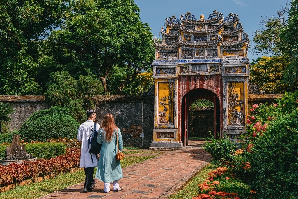 Mặc áo dài tản bộ tham quan Đại Nội