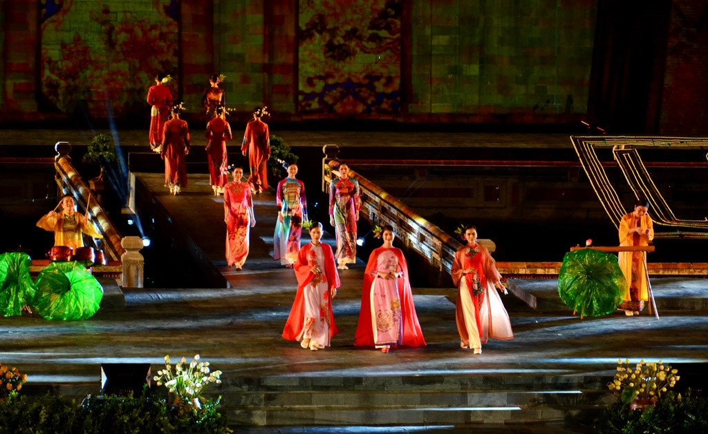 Trình diễn áo dài “Tinh khôi” kết hợp với âm nhạc của Ban nhạc Charm Band