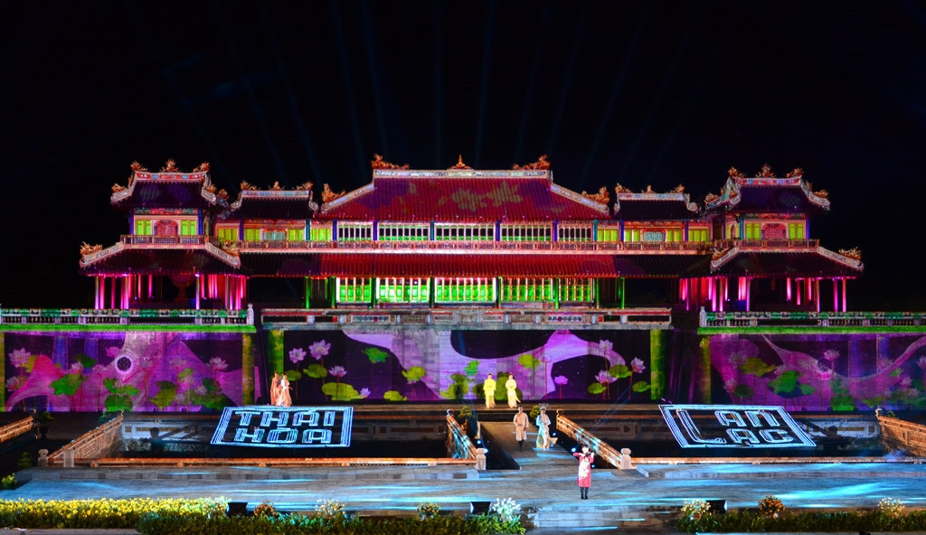 Trình chiếu Mapping hiện đại “Huế - Thành phố Xanh” lên lầu Ngũ Phụng