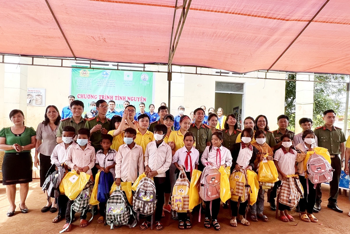 Đoàn từ thiện trao gần 300 suất quà cho các em học sinh có hoàn cảnh khó khăn