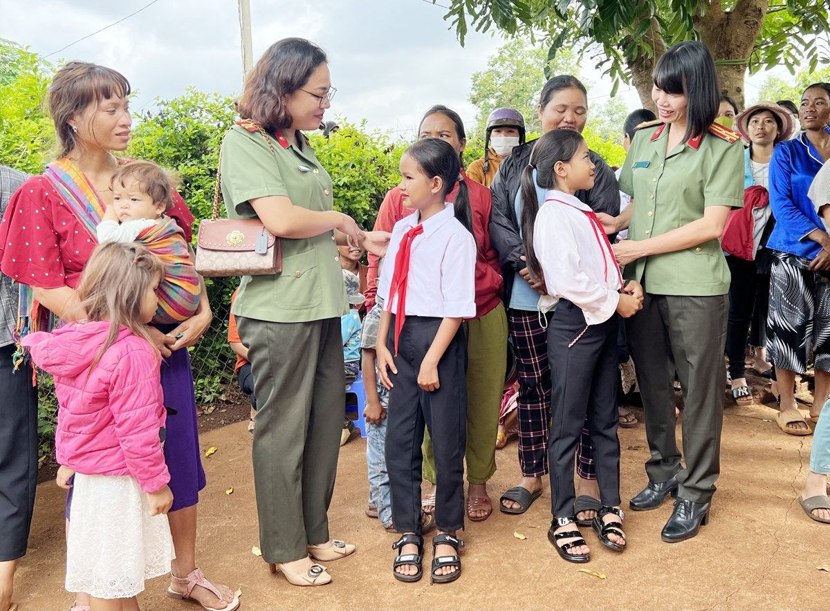 Đoàn thanh niên Công an tỉnh chia sẻ, động viên các em học sinh, tuyên truyền pháp luật trong quần chúng Nhân dân