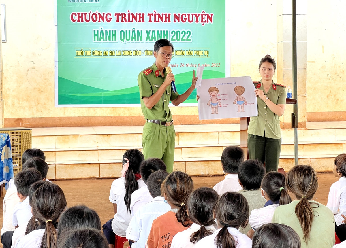 Đoàn cơ sở Công an huyện Đak Đoa tuyên truyền phòng - chống bạo hành, xâm phạm tình dục trẻ em