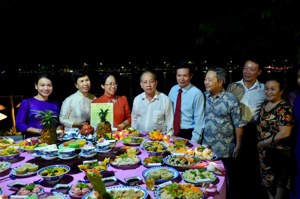 Phó Bí thư Thường trực Tỉnh ủy Phan Ngọc Thọ trò chuyện với các nghệ nhân bên mâm cơm chay thuần Huế