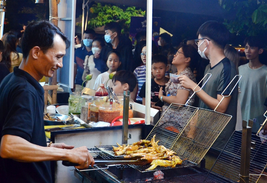 Các gian hàng chật kín thực khách