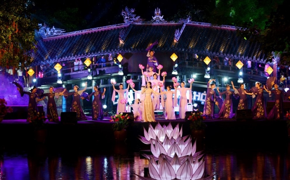 Á quân Bolero Thanh Lan cùng nhóm múa biểu diễn ca khúc 