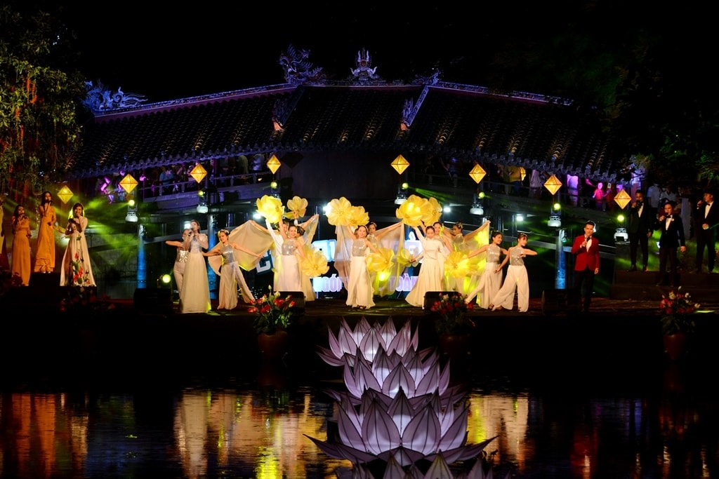 Sân khấu dưới nước vừa làm nổi bật quang cảnh cầu ngói Thanh Toàn