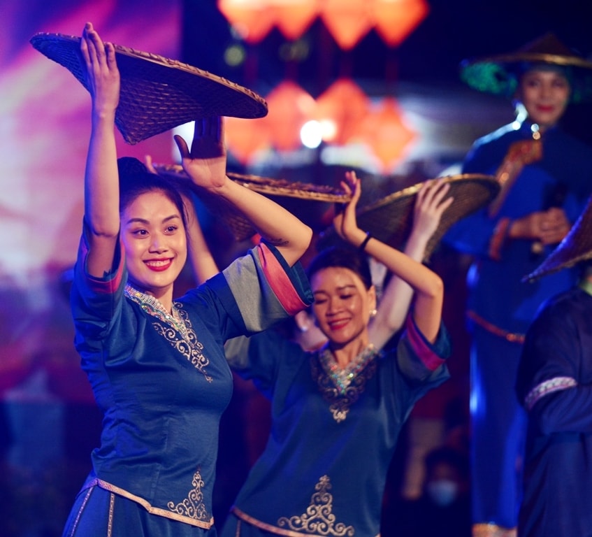 Rạng rỡ trong đêm khai hội