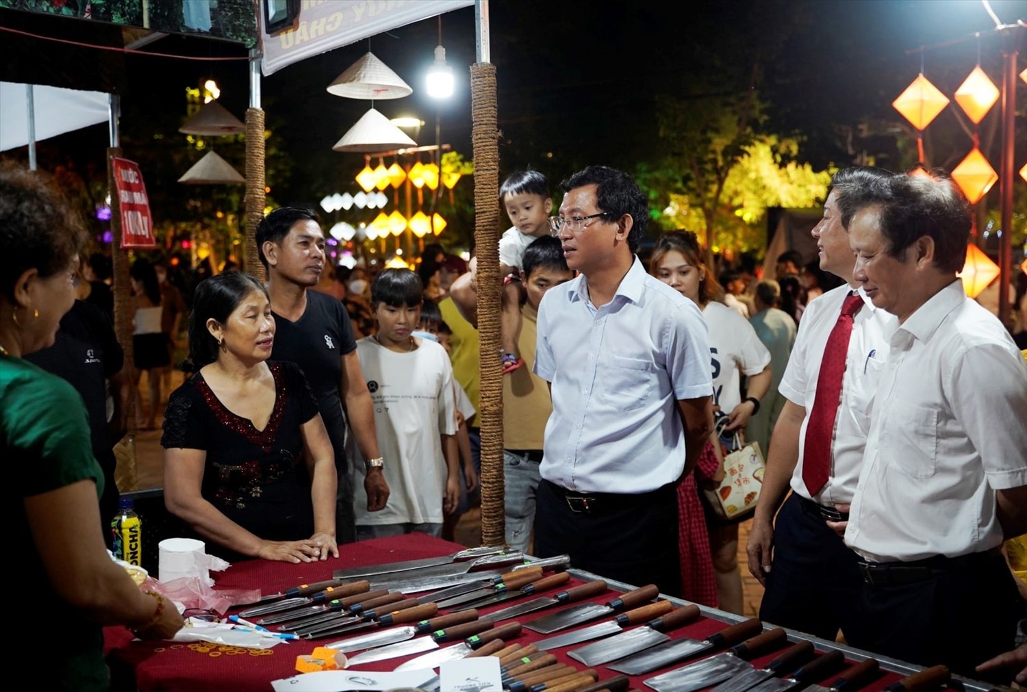 Đại biểu và du khách tham quan một số gian hàng tại 