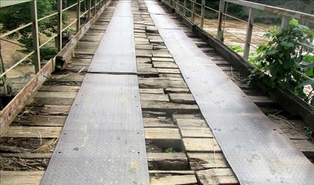 Ván cây cầu treo Chiềng, xã Phú Sơn (Quan Hóa) bị hư hỏng xuống cấp trầm trọng Ván cây cầu treo Chiềng, xã Phú Sơn (Quan Hóa) bị hư hỏng xuống cấp trầm trọng