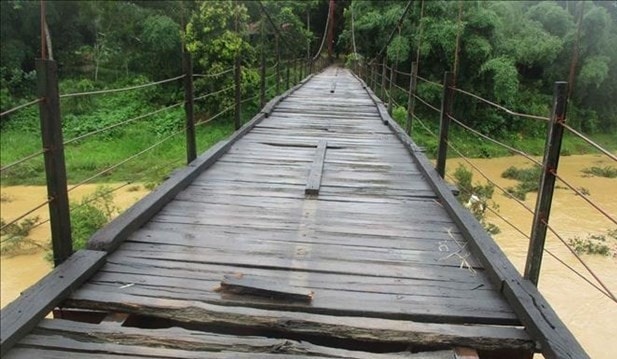 Mặt cầu, trụ, thanh mặt cầu, ghờ chắn bánh, nẹp, ván gỗ của cầu treo Bến Lậm thuộc xã Giao Thiện ( Lang Chánh) bị mục nát, hư hỏng nặng Mặt cầu, trụ, thanh mặt cầu, ghờ chắn bánh, nẹp, ván gỗ của cầu treo Bến Lậm thuộc xã Giao Thiện ( Lang Chánh) bị mục nát, hư hỏng nặng