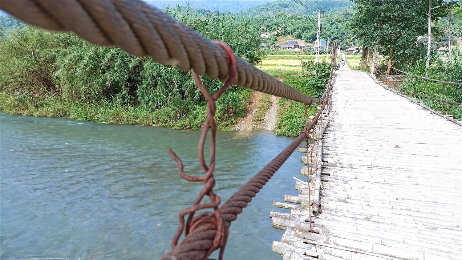 Hiểm nguy rình rập khi đi trên những chiếc cầu treo xuống cấp như thế này Hiểm nguy rình rập khi đi trên những chiếc cầu treo xuống cấp như thế này