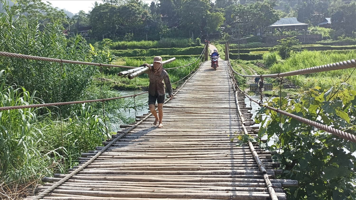 Cầu treo ở thôn Chiềng Lau, xã Ban Công (Bá Thước) được làm bằng luồng dài khoảng 30m bắc qua suối Tếch phục vụ cho 48 hộ dân với hơn 200 người qua lại hàng ngày Cầu treo ở thôn Chiềng Lau, xã Ban Công (Bá Thước) được làm bằng luồng dài khoảng 30m bắc qua suối Tếch phục vụ cho 48 hộ dân với hơn 200 người qua lại hàng ngày