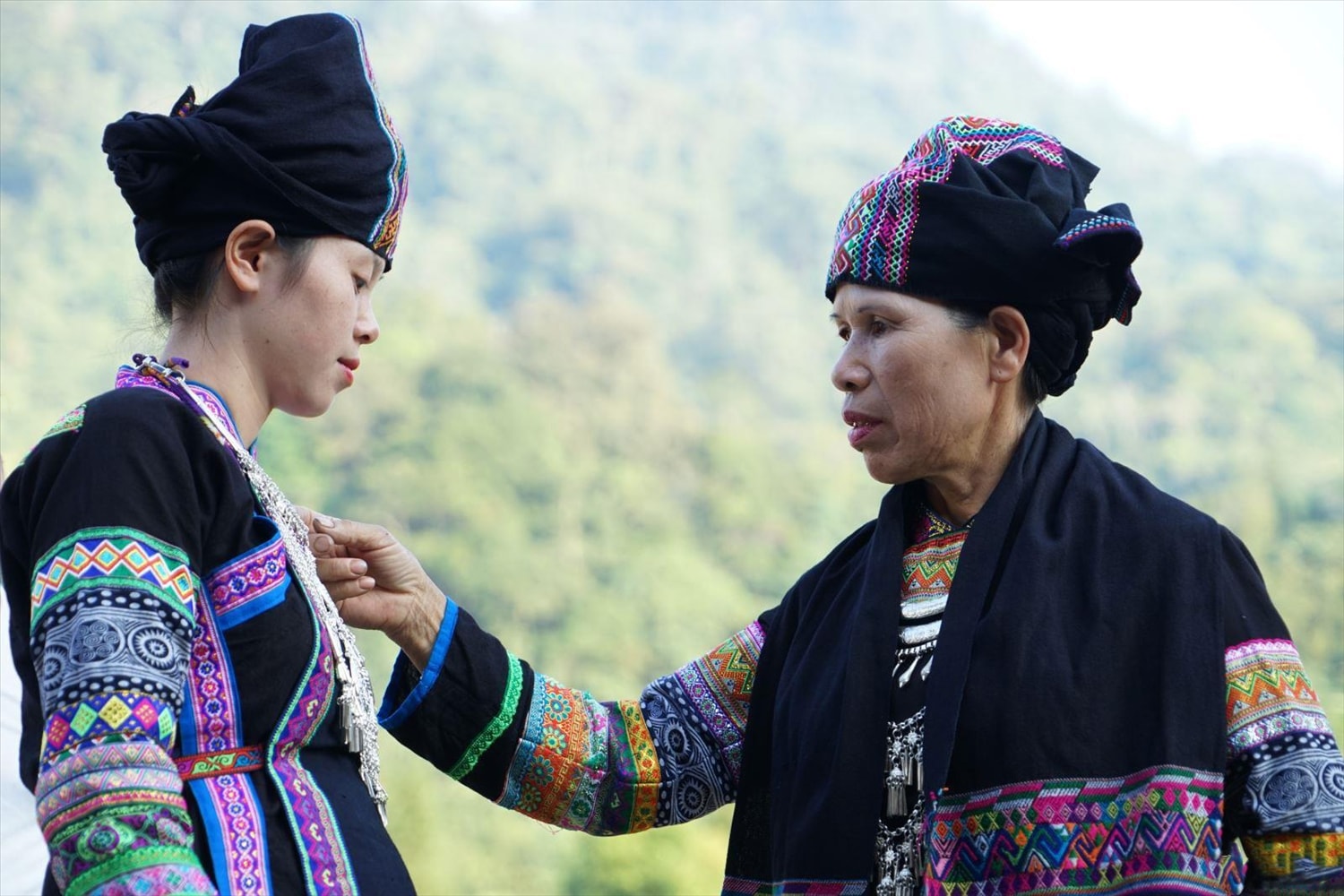 Đồng bào Bố Y (Hà Giang) chuẩn bị trang phục đi dự hội Đồng bào Bố Y (Hà Giang) chuẩn bị trang phục đi dự hội