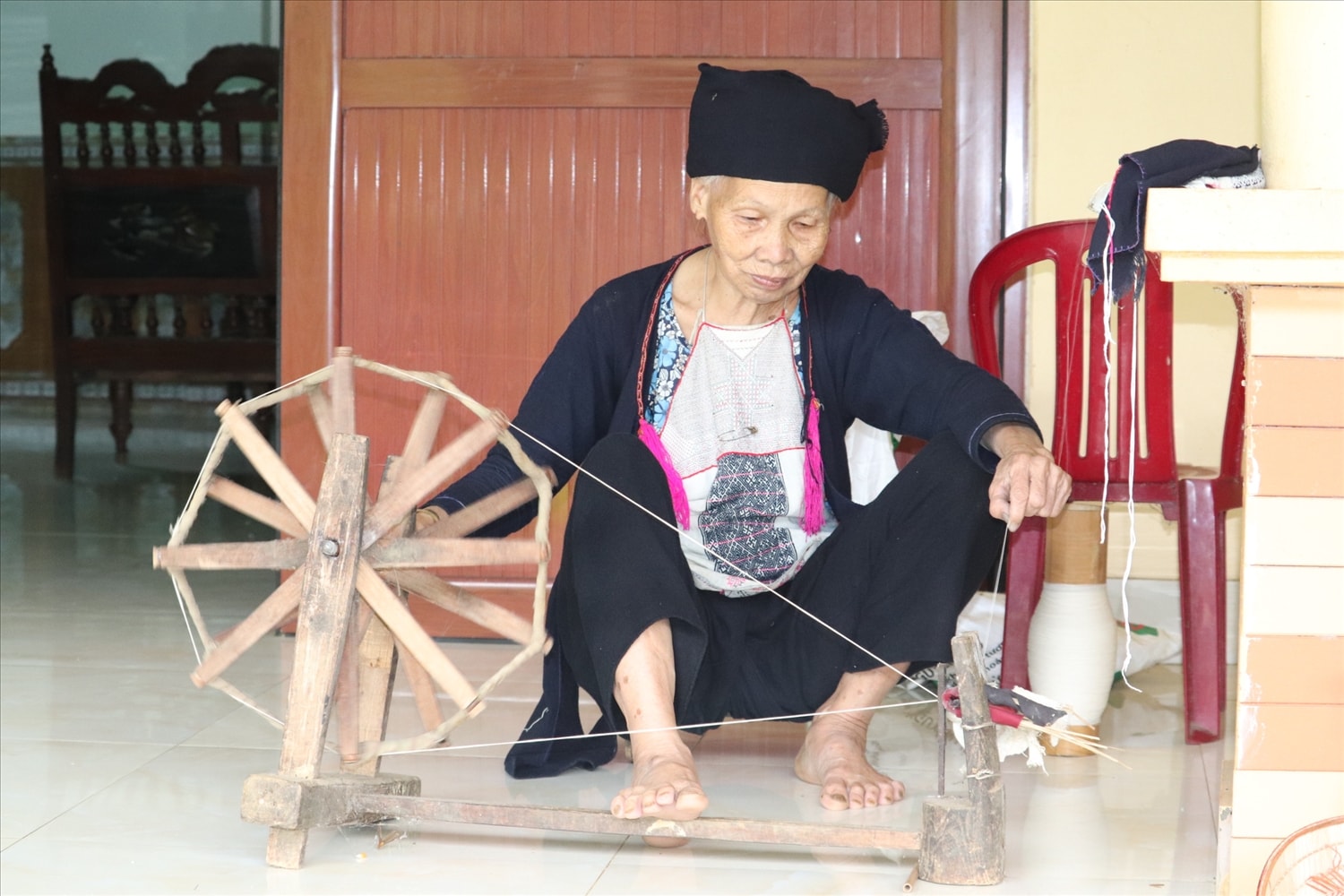 Dù đã cao tuổi nhưng cụ Tày vẫn cần mẫn dệt nên những tấm vải để may trang phục