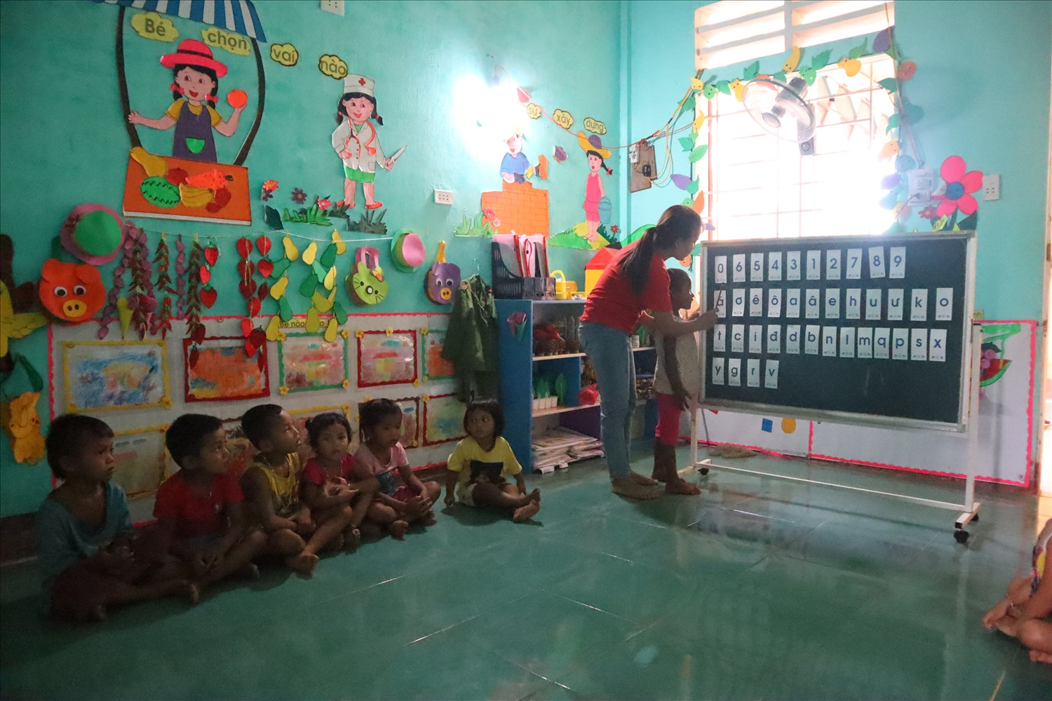 Học sinh và giáo viên tại Trường nầm non A Dơi, huyện Hướng Hóa, tỉnh Quảng Trị