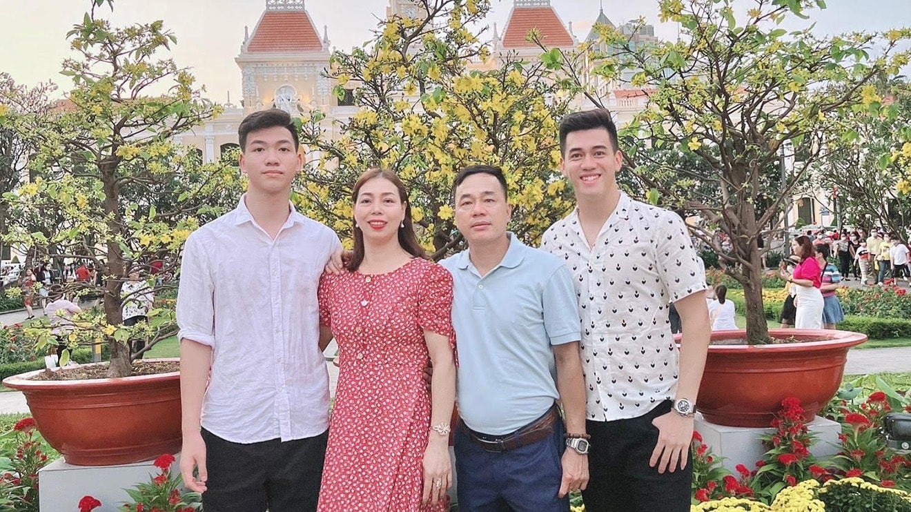 Tiến Linh và em trai bên bố mẹ. Ảnh: NVCC