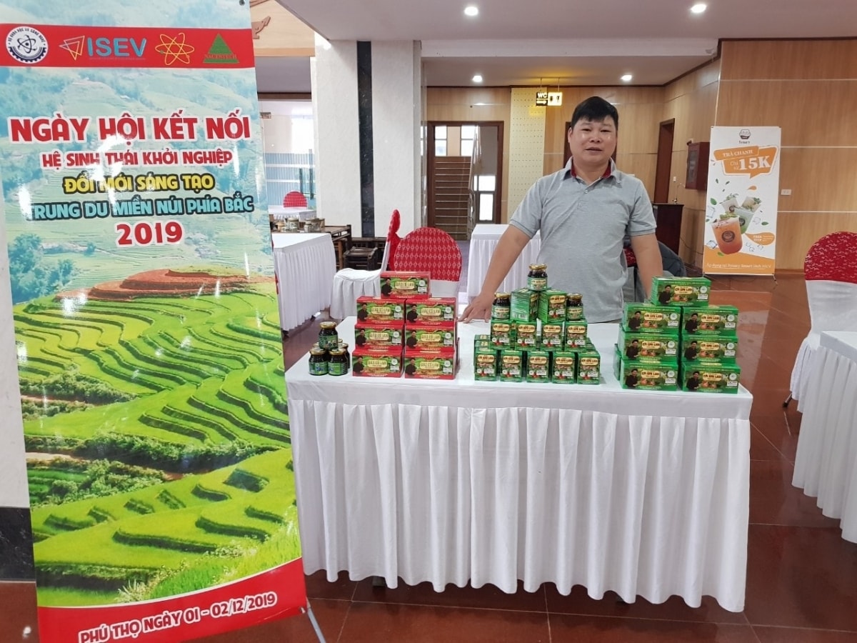 Anh Hoàng Văn Luân giới thiệu các sản phẩm từ dược liệu của HTX trồng và sản xuất dược liệu Bảo Châu Anh Hoàng Văn Luân giới thiệu các sản phẩm từ dược liệu của HTX trồng và sản xuất dược liệu Bảo Châu