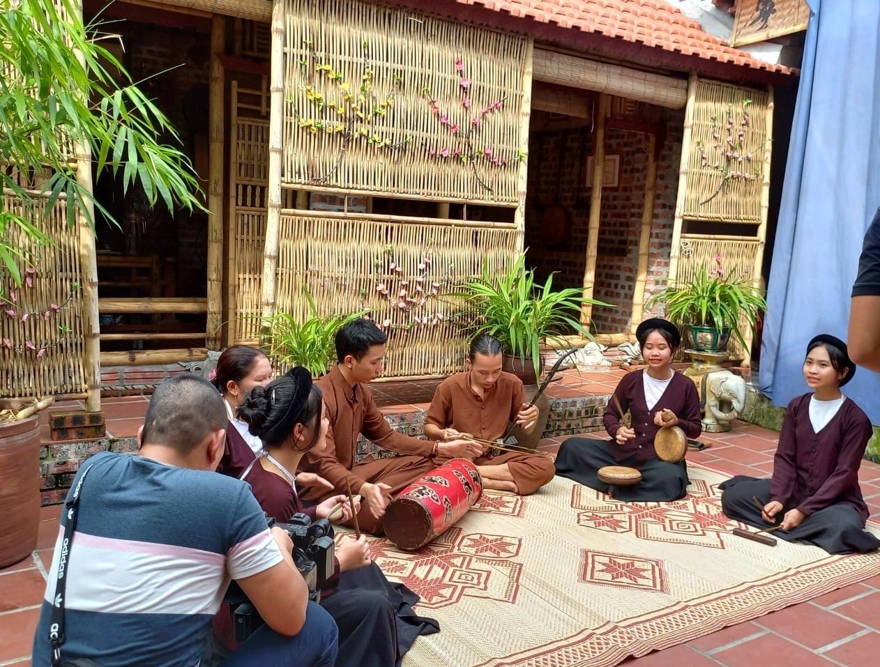 Một buổi ghi hình hát xẩm tại nhà thờ tổ nghề Hát Xẩm của Chiếu Xẩm Chợ Lồng (huyện Yên Mô)