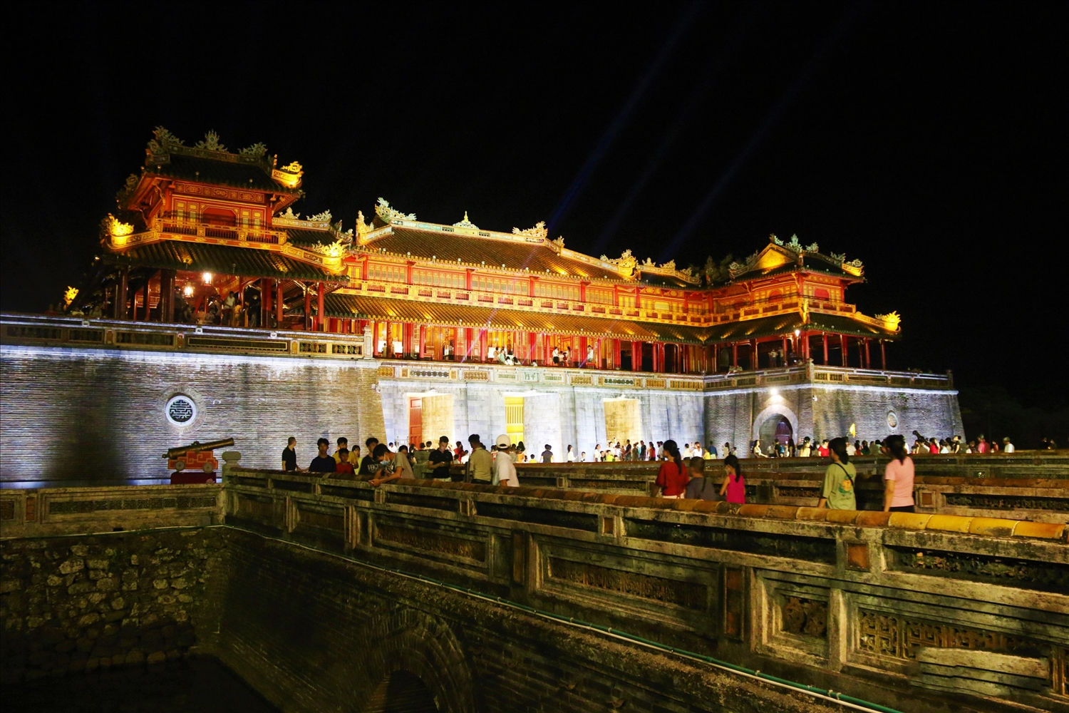 Hàng ngàn du khách thập phương đã đến tham quan Đại Nội Huế trong đêm biểu diễn Hàng ngàn du khách thập phương đã đến tham quan Đại Nội Huế trong đêm biểu diễn