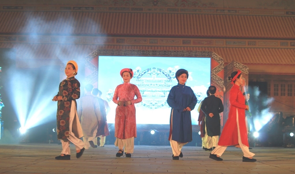 Áo dài ngũ thân hài hòa trong không gian Hoàng cung Áo dài ngũ thân hài hòa trong không gian Hoàng cung