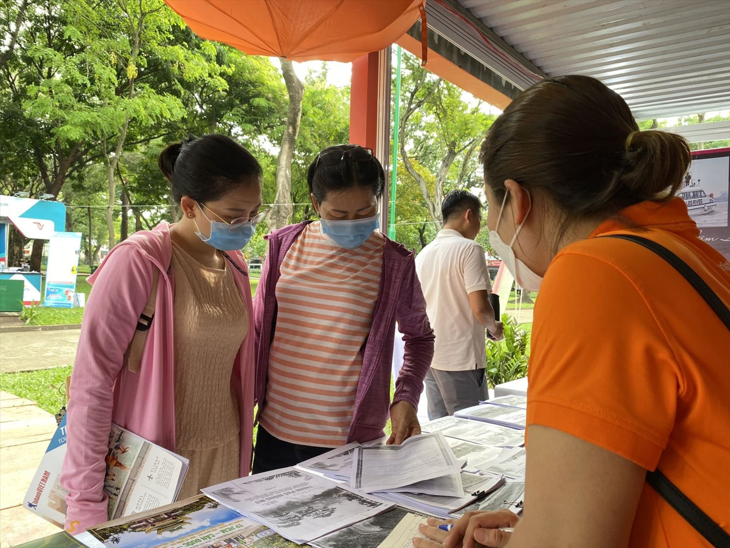 Du khách đăng kí mua tour du lịch hè tại Ngày hội Du lịch TP. Hồ Chí Minh năm 2022