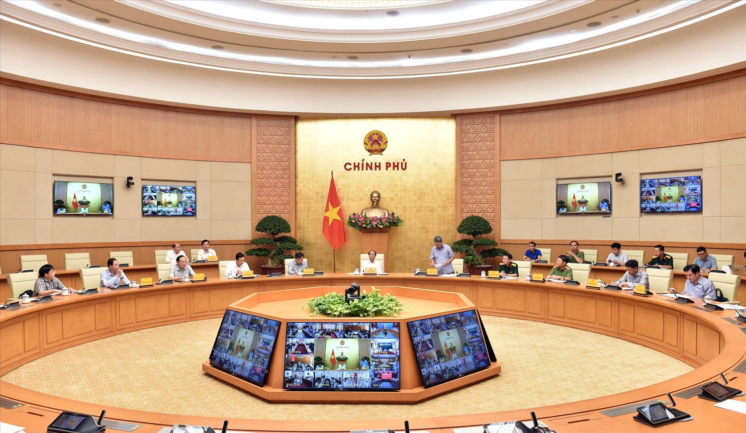 Phó Thủ tướng Lê Văn Thành chủ trì cuộc họp trực tuyến về phòng, chống cơn bão số 1 - Ảnh: VGP/Đức Tuân