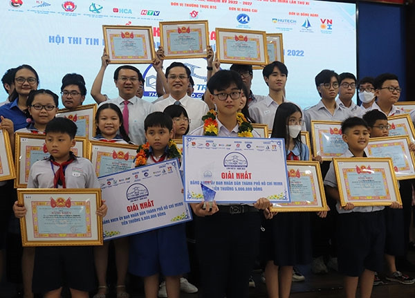 Ban tổ chức cùng các thí sinh đoạt giải cao. Ảnh: Ngọc Bích