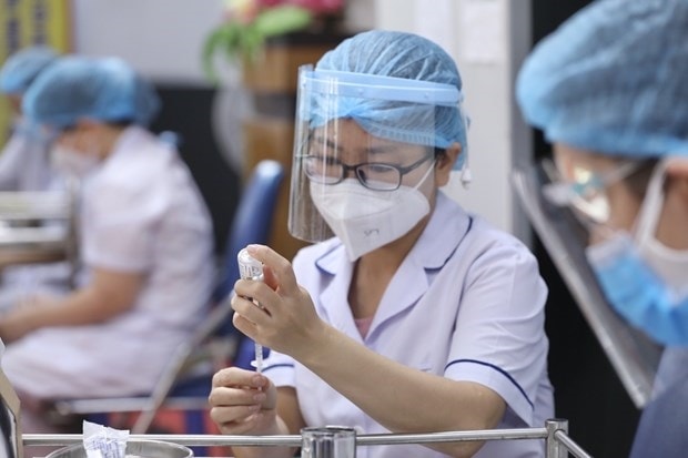Thủ tướng chỉ đạo đẩy nhanh hơn nữa tiến độ tiêm vaccine phòng, chống COVID-19. Ảnh minh hoạ